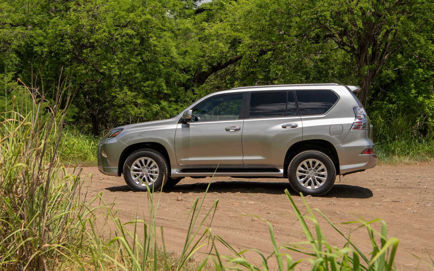 Comparison Lexus GX 460 Luxury 2021 vs Nissan Armada